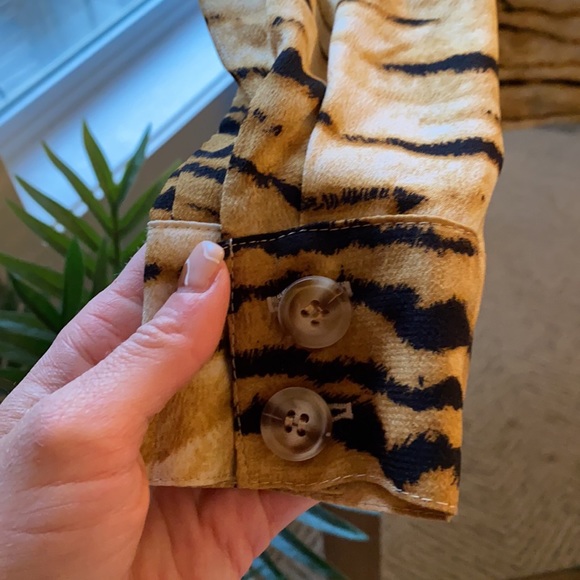 Princess Polly tiger print button up blouse - Picture 5 of 6